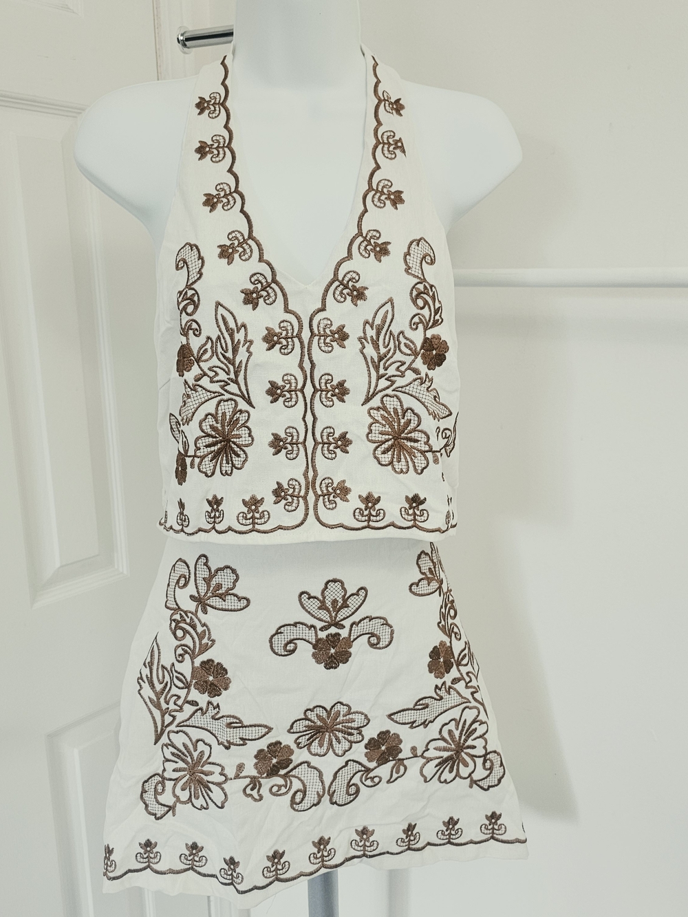 NWT White Embroidered Mini Skirt Set with Brown Floral Details, Sz XL